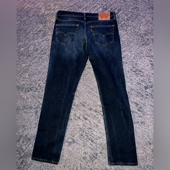 Men’s Dark Wash Levi’s Jeans - Picture 2 of 2